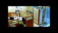 video Kılık değiştirip banka soydular!