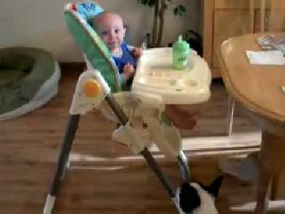 bebek,köpekle kafa buluyo :))